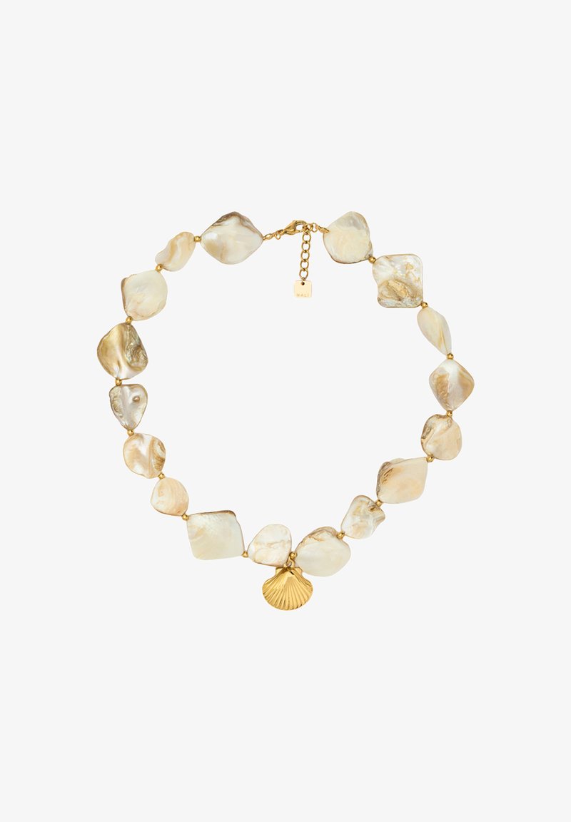 Collar voluminoso hecho de cuentas de concha de color crema en formas irregulares, acentuado con herrajes dorados y un colgante con forma de concha.