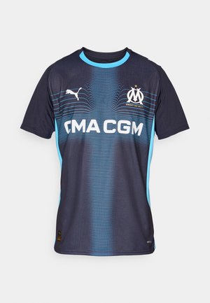 Temno modra športna majica z svetlo modrimi detajli, ki vsebuje logotip Puma, simbol ekipe in grafični vzorec s horizontalnimi črtami.