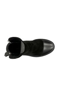 Černé semišové kotníkové boty s hladkým koženým špičkou, měkkou podšívkou a poutkem u kotníku. Texturovaná gumová podrážka.
