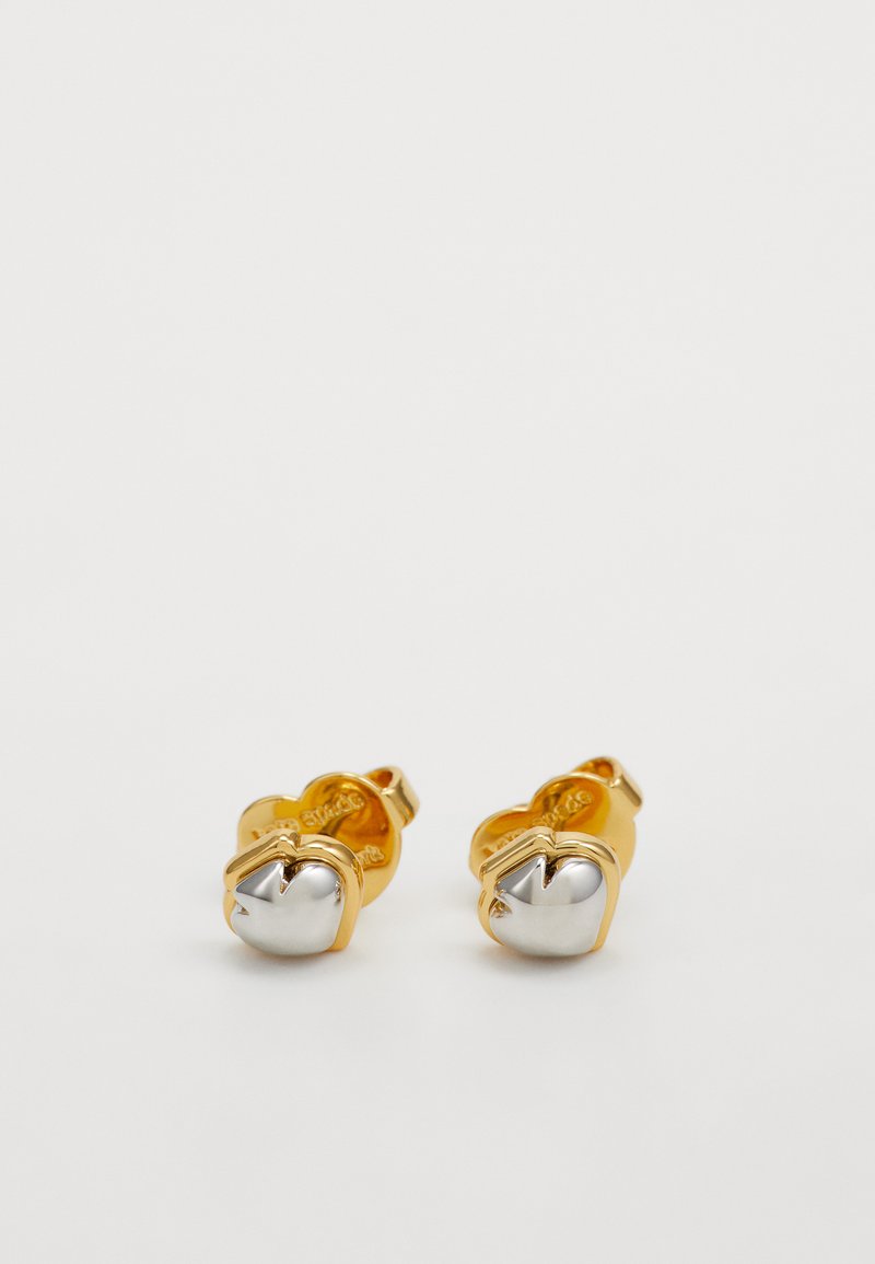Guld- och silverörhängen i hjärtform med en polerad yta. Har en distinkt tvåfärgad design och säker bakstängning.