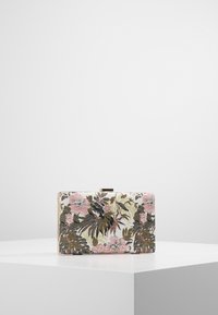Bolso de mano floral con forma rectangular, que presenta una tela texturizada con patrones florales en tonos rosa y verde, y un cierre de broche metálico.
