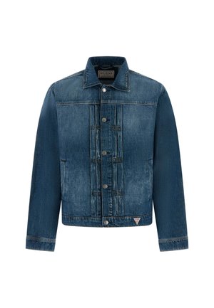 Giacca da uomo in denim blu con chiusura a bottoni, collo, tasche laterali e una piccola toppa triangolare con il logo Guess vicino all'orlo.