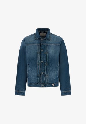 Niebieska męska kurtka dżinsowa z zapięciem na guziki, kołnierzem, bocznymi kieszeniami oraz małą trójkątną naszywką z logo Guess przy dolnym brzegu.