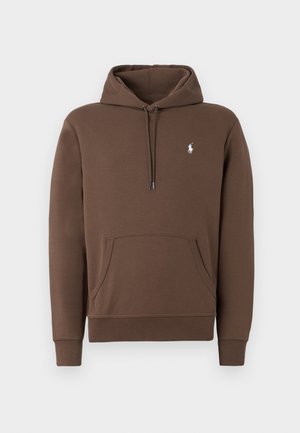 Sudadera con capucha marrón, hecha de una tela suave, con un bolsillo frontal y un pequeño logo blanco en el pecho. Puños y dobladillo acanalados.