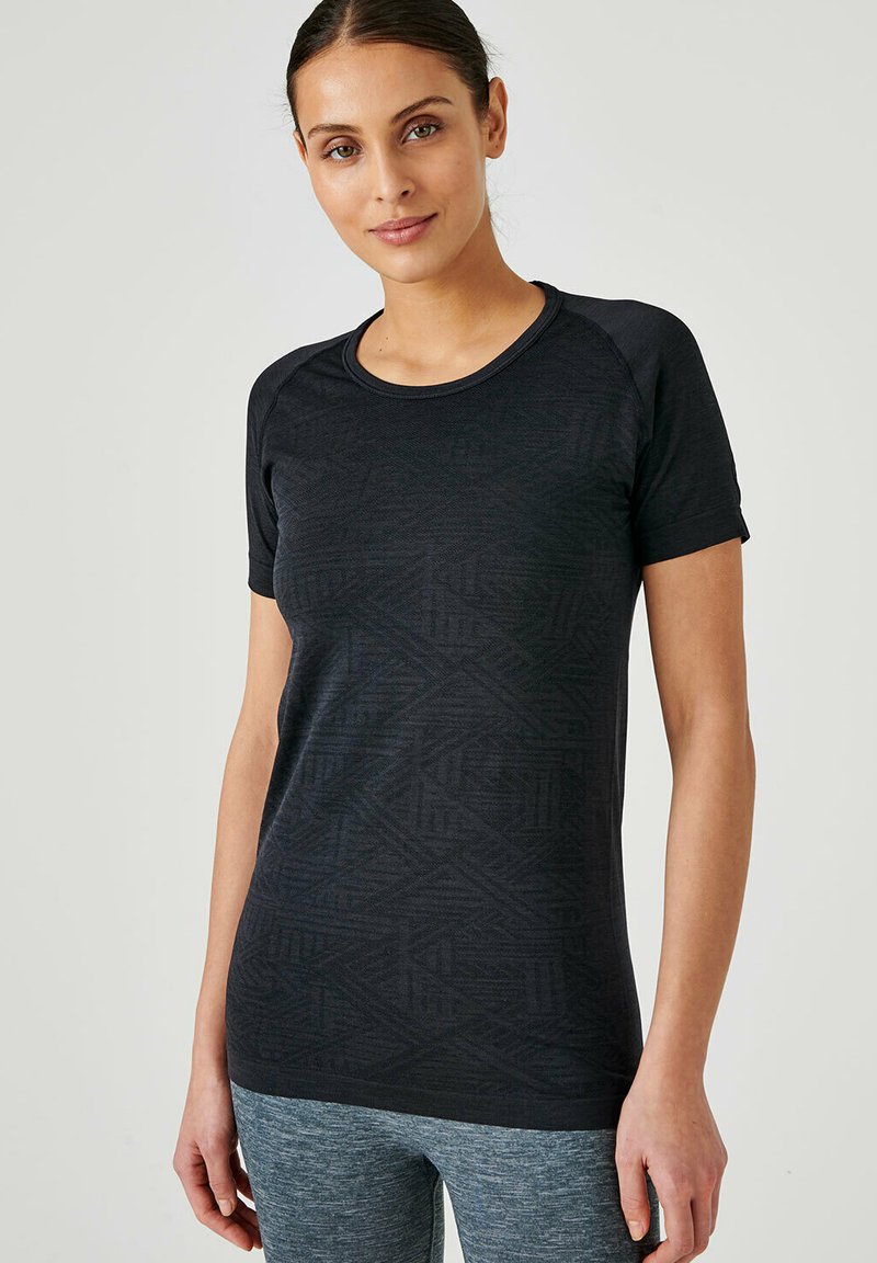 Camiseta atlética negra de manga corta con patrones geométricos texturizados; presenta un escote redondo y mangas raglán. Suitable para ropa activa.