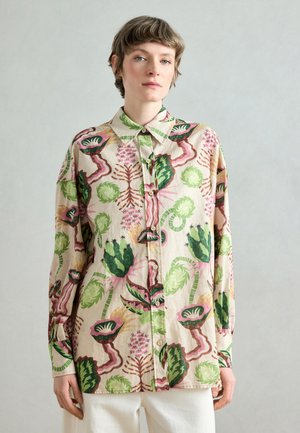 Camicia a maniche lunghe con bottoni in tessuto leggero, caratterizzata da una stampa botanica multicolore con toni verdi, rosa e beige. Design distintivo del colletto.