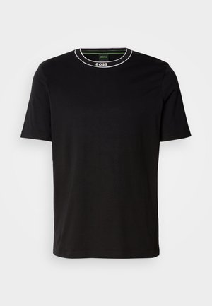 Sort kortærmet T-shirt lavet af bomuldsmateriale, med en rund halsudskæring med hvid syning og 'BOSS' logo ved kraven. Klassisk pasform.