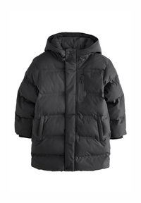 La doudoune noire possède une capuche, une poche poitrine zippée, des poignets côtelés et un design matelassé avec des sections horizontales et des poches latérales.