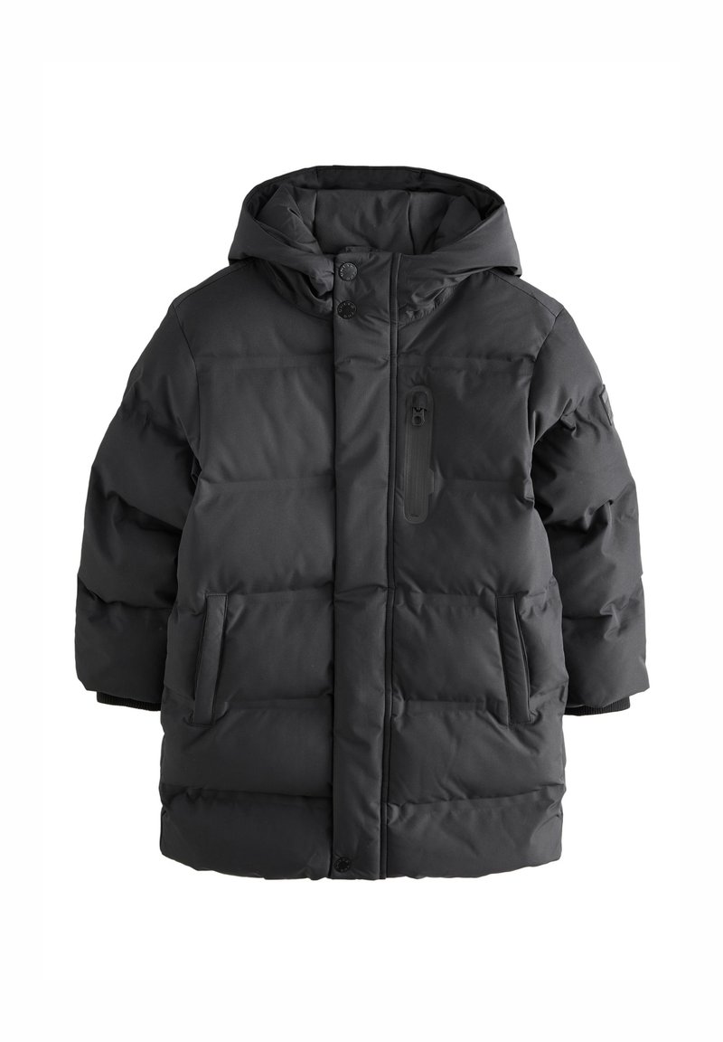 La doudoune noire possède une capuche, une poche poitrine zippée, des poignets côtelés et un design matelassé avec des sections horizontales et des poches latérales.