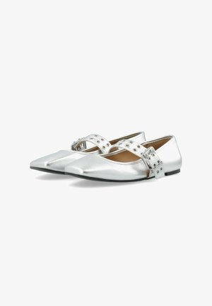 Sølvfarvede metallic ballet flats med spids tå, der har en bred rem med runde udsparinger og spænde detalje på siden. Flad sål.