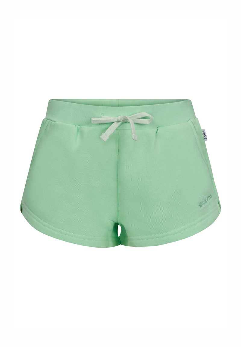 Shorts in cotone verde menta con vita regolabile, tasche laterali e orlo arrotondato. Presentano un piccolo dettaglio del logo sul davanti.