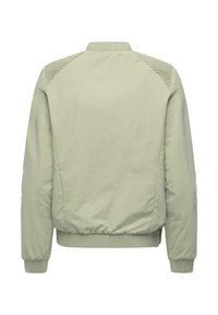 Lichtbeige bomberjack gezien van achteren met geribbelde kraag, manchetten, zoom en getextureerde schouderpanelen.