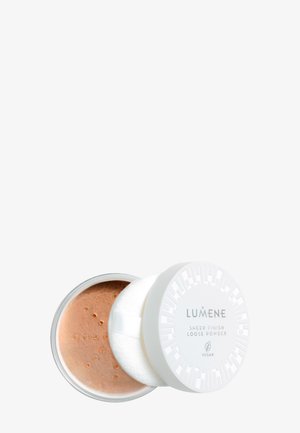 Pot ouvert de poudre libre Lumene Sheer Finish avec applicateur en boule de coton blanc et couvercle blanc étiqueté vegan.