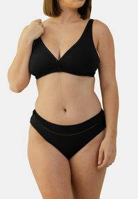 Ensemble bikini noir comprenant un haut style enveloppant en tissu texturé et un bas taille haute avec une bande lisse.