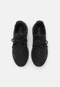 Scarpe sportive nere, realizzate in rete traspirante e materiali sintetici, con design a lacci, colletto imbottito e suola testurizzata.