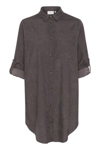 Chemise boutonnée gris foncé en tissu texturé. Elle possède un col, des manches longues avec des poignets retroussés et une poche sur la poitrine.