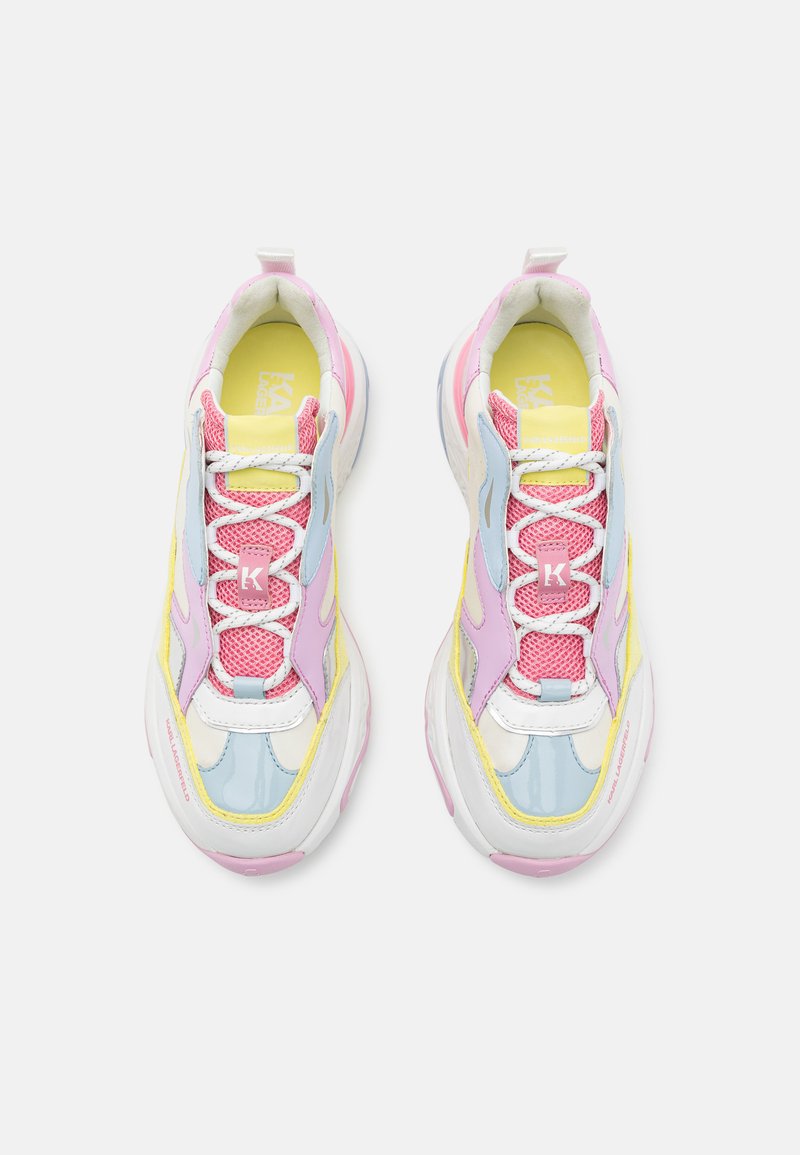 Bunte Sneaker aus einer Mischung von pinken, blauen, gelben und weißen Materialien, mit Mesh-Details, dicken Sohlen und kontrastierenden Schnürsenkeln.