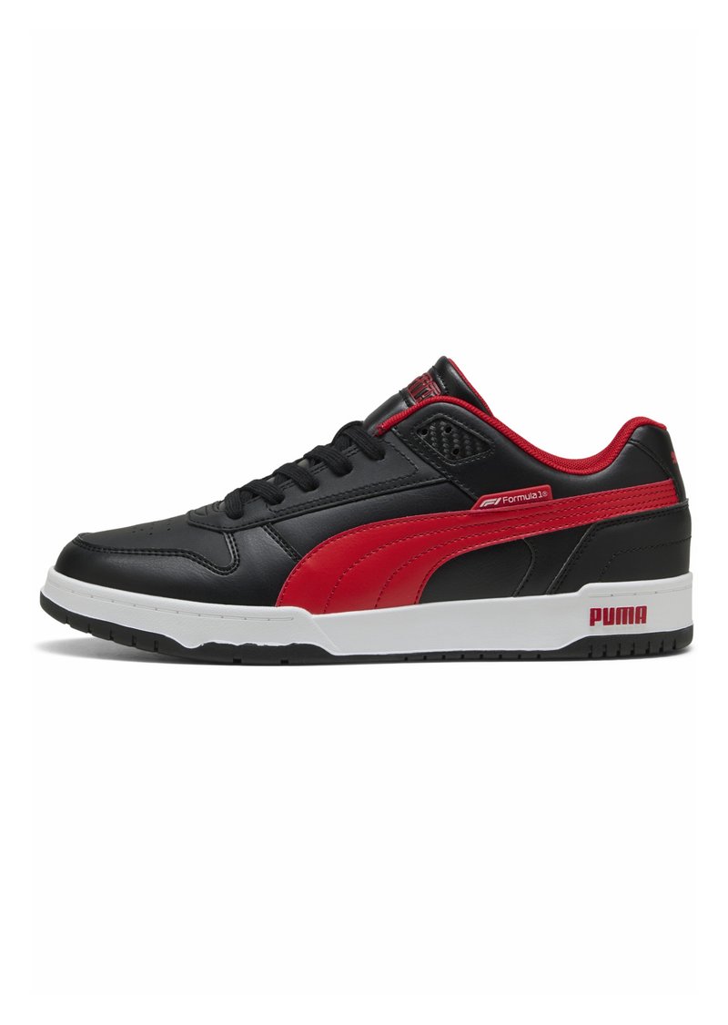 Mustat ja punaiset nahkasneakerit valkoisella pohjalla, joissa on sivussa Puma-logo ja teksturoitu kanta. Rei'itettyjä yksityiskohtia kielessä.