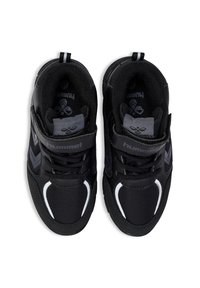 Schwarze High-Top-Sneaker mit einem Obermaterial aus Mesh und Synthetik, gepolstertem Kragen, verstellbarem Riemen und einer strukturierten Außensohle mit weißen Akzenten.