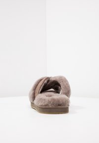 UGG Domácí obuv - dark grey
