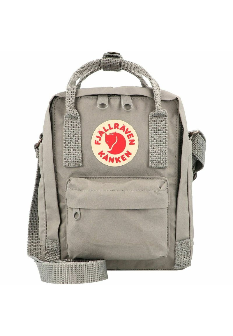 Borsa Fjällräven Kånken grigia con maniglia superiore, tracolla regolabile, tasca frontale e logo circolare rosso su sfondo beige. Materiale resistente.