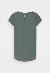 Blouse vert foncé à manches courtes avec ourlet arrondi et fermeture bouton en forme de goutte à l'arrière du col.