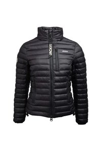 Sort dunjakke med høj krave, horisontalt quiltet design, to lynlåslommer på fronten og en brandet lynlåstræk.