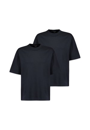 Zwei schlichte schwarze Kurzarm-T-Shirts mit Rundhalsausschnitt nebeneinander auf weißem Hintergrund.