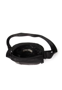 Marsupio nero con una superficie texturizzata, forma circolare, chiusura con zip e fodera interna a fantasia, dotato di una tracolla regolabile.