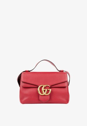 Sac à main en cuir rouge avec une anse supérieure et un fermoir à double logo G doré sur le rabat avant.