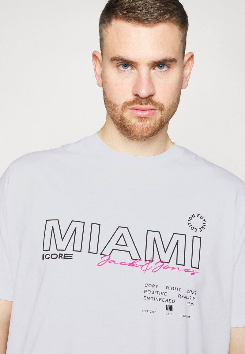 Herren T-Shirts & Polos | Jack & Jones JCOSTAYCATION TEE CREW NECK T-Shirt print white/weiß - QX24577 Herren T-Shirts & Polos | Jack & Jones JCOSTAYCATION TEE CREW NECK T-Shirt print white/weiß - QX24577