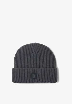 Grå ribbet strikket hue med en foldet kant og et cirkulært sort logo-patch med bogstavet "B". Blød tekstur og tætsiddende form.