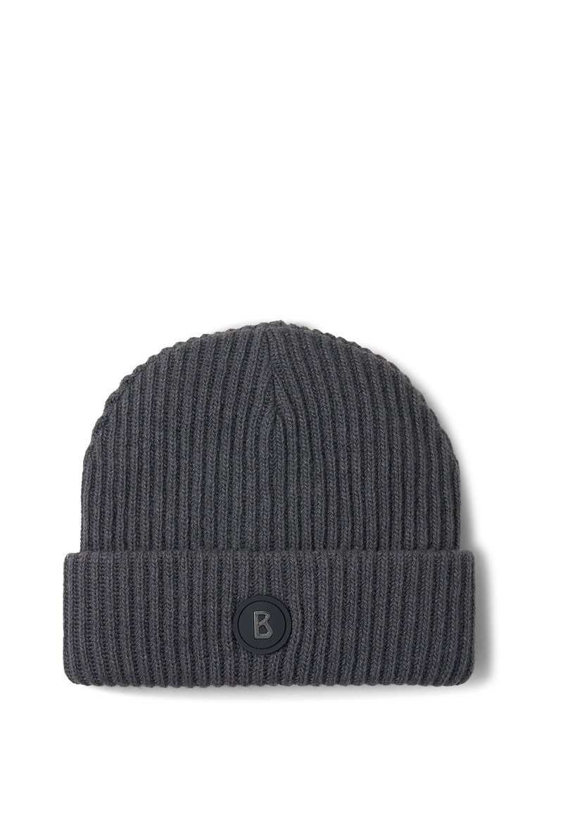 Grijze geribbelde trui-beanie met een omgevouwen boord en een ronde zwarte logo-patch met de letter "B." Zachte textuur en een aansluitende vorm.