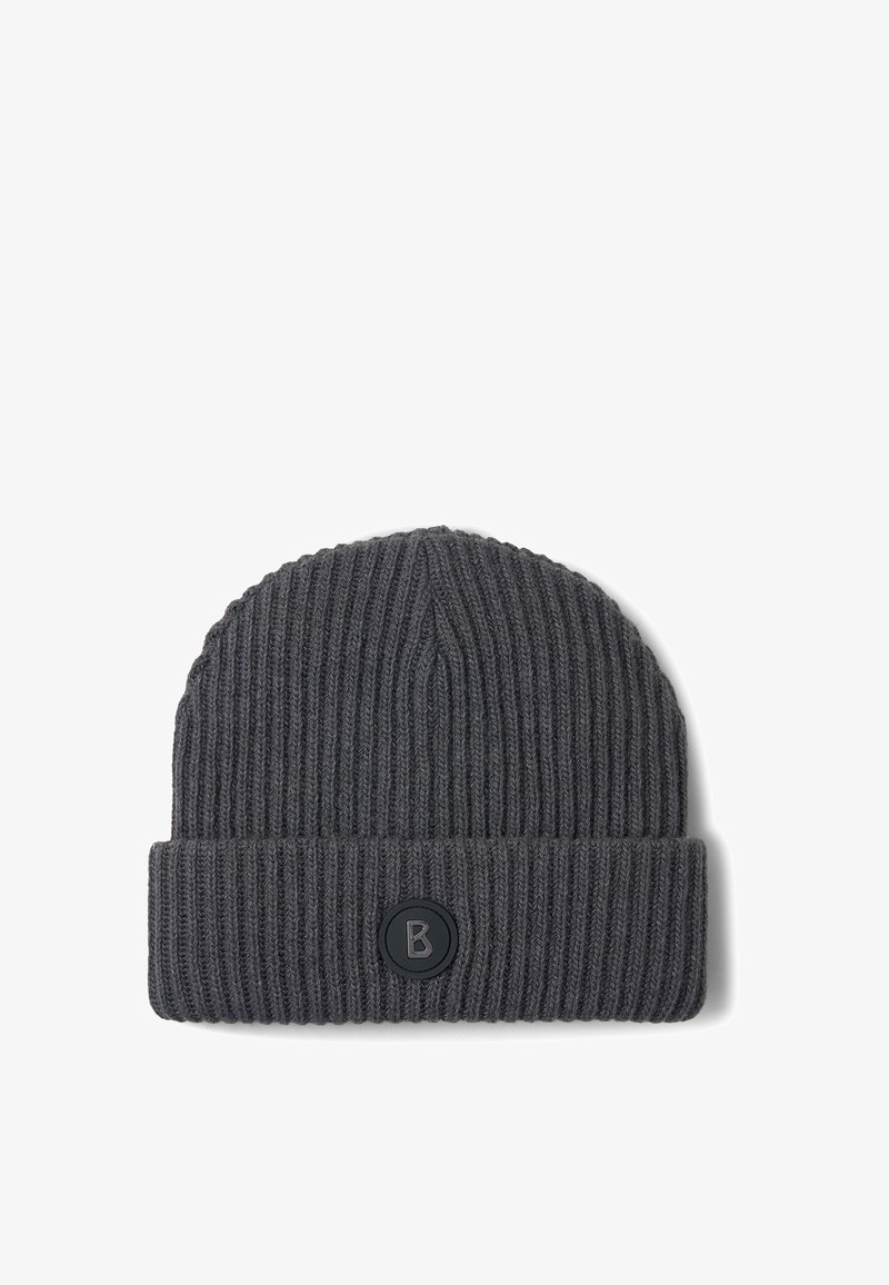 Grijze geribbelde trui-beanie met een omgevouwen boord en een ronde zwarte logo-patch met de letter "B." Zachte textuur en een aansluitende vorm.