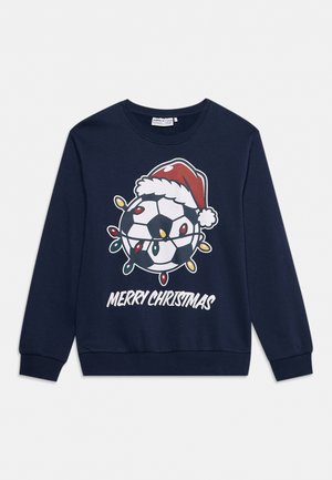 Sweat-shirt bleu marine avec un ballon de football portant un bonnet de Père Noël, enveloppé de guirlandes lumineuses colorées, et le texte ""Merry Christmas"" en dessous.