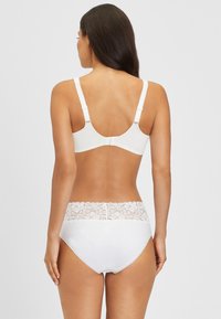 Ensemble de soutien-gorge blanc et de culotte taille haute, avec une ceinture en dentelle et des bretelles réglables, en tissu lisse et à la conception classique.