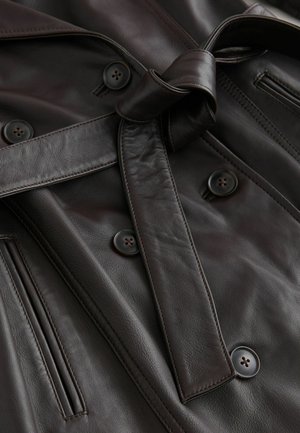 Dunkelbrauner Ledertrenchcoat mit tailliertem Design, doppelt geknöpfter Vorderseite und zarter Textur sowie Seitentaschen.