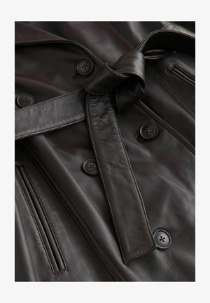 Dunkelbrauner Ledertrenchcoat mit tailliertem Design, doppelt geknöpfter Vorderseite und zarter Textur sowie Seitentaschen.