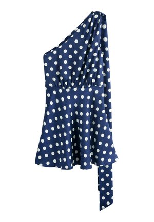 Granatowa sukienka na jedno ramię z białymi grochami, dopasowaną talią, rozkloszowanym dołem oraz długim materiałowym wiązaniem zwisającym z ramienia.