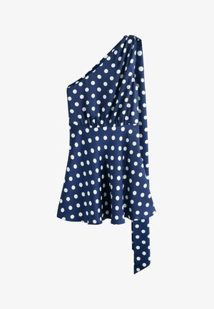 Rochie bleumarin cu un umăr dezgolit și buline albe, talie ajustată, fustă evazată și o curea lungă din material care atârnă de pe umăr.