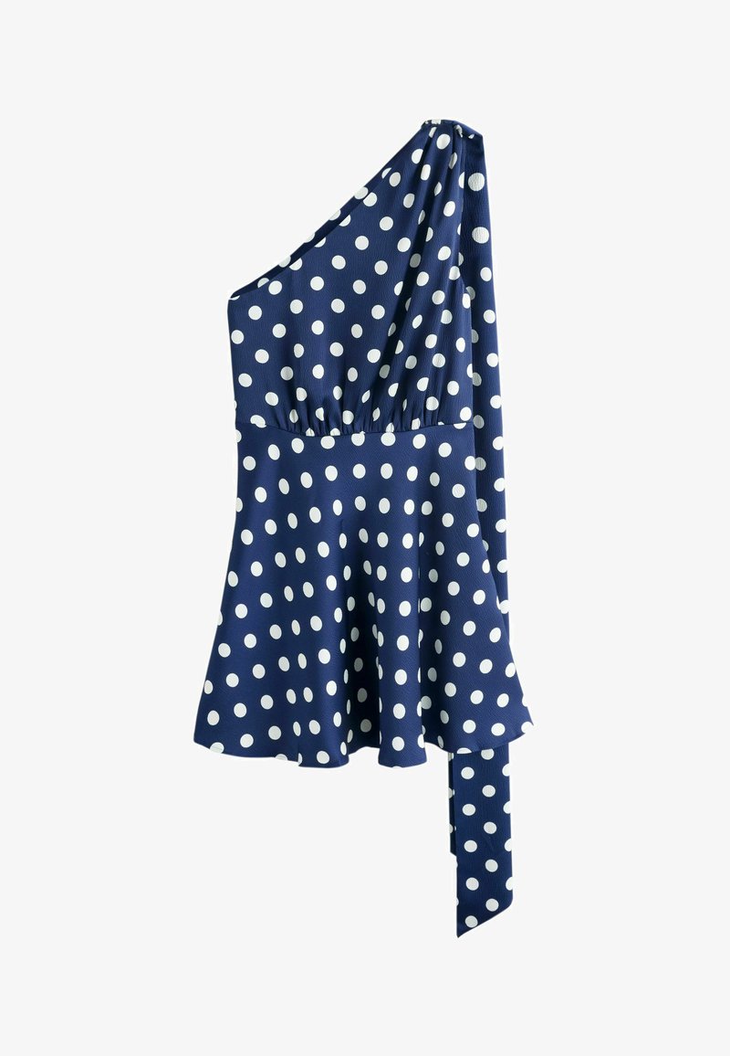 Robe bleu marine à une épaule avec des pois blancs, taille cintrée, jupe évasée et un long lien en tissu suspendu à l'épaule.