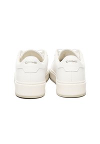Sneakers bianchi in pelle con una finitura liscia, dotati di un tallone imbottito, marchio discreto e una suola in gomma spessa.