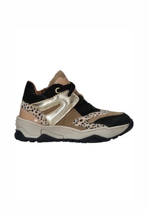 High-top sneaker met een mix van zwarte, tan en gouden texturen. Suède bovenwerk met gevlekte accenten en een chunky rubberen zool. Zwarte veters.