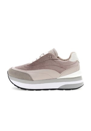Helle Mauve- und Beigefarbe Sneaker mit weißer Sohle, Wildleder-Zehenkappe und textilem Obermaterial, von der Seite auf weißem Hintergrund betrachtet.