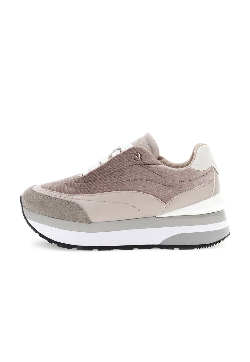 Sneaker color malva chiaro e beige con suola bianca, punta in suede e upper in tessuto, vista di lato su uno sfondo bianco.