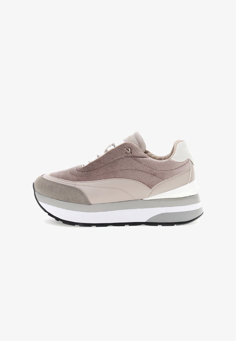 Světlý mauve a béžový tenisky s bílou podrážkou, semišovou špičkou a textilním svrškem, zobrazené z boku na bílém pozadí.