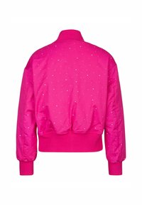 Roze bomberjack met een geribbelde kraag en manchetten. Voorzien van verspreide studs voor versiering. Puffmouwen en een cropped ontwerp.