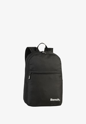 Zwarte rugzak van nylon met een hexagonaal textuur op het voorvak, beschikt over verstelbare banden en een handvat aan de bovenkant, gemarkeerd met het merk "Bench."