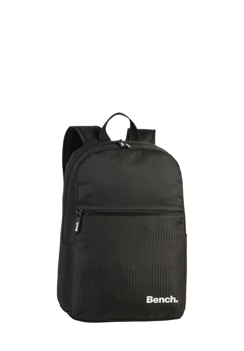 Zwarte rugzak van nylon met een hexagonaal textuur op het voorvak, beschikt over verstelbare banden en een handvat aan de bovenkant, gemarkeerd met het merk "Bench."