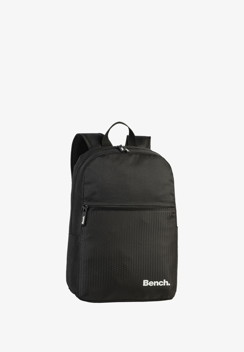 Zwarte rugzak van nylon met een hexagonaal textuur op het voorvak, beschikt over verstelbare banden en een handvat aan de bovenkant, gemarkeerd met het merk "Bench."